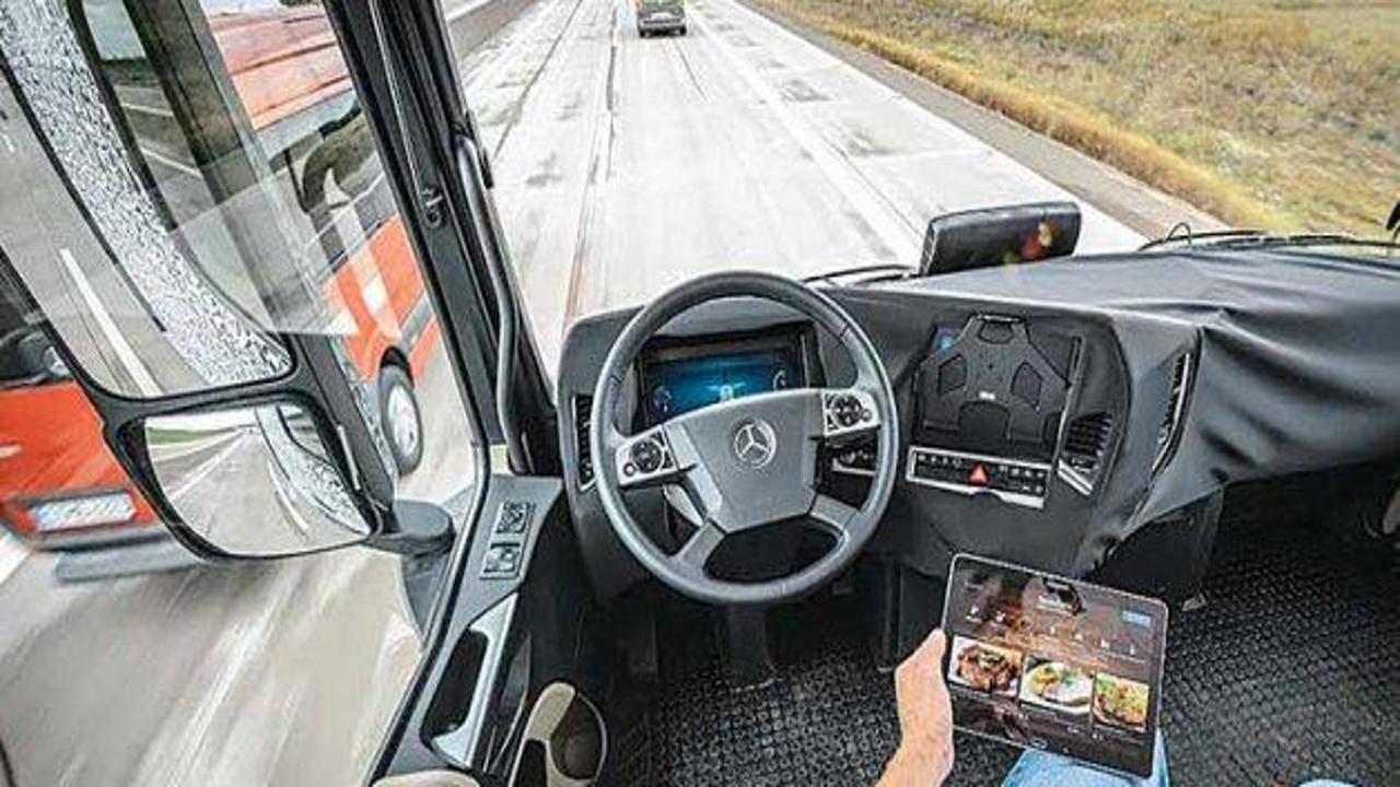 Yolu algılıyor viraj alıyor yemek siparişi veriyor