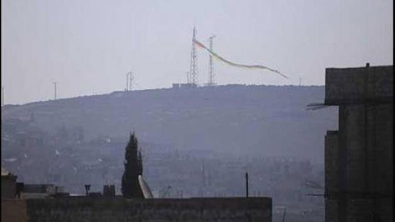 YPG Kobani'de 76 metrelik bayrak astı