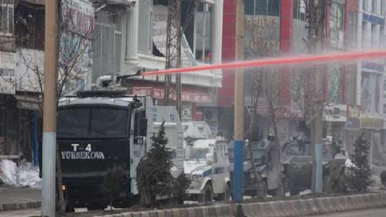 Yüksekova'da polise taşlı saldırı