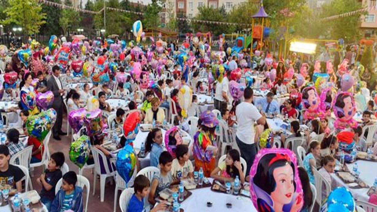 Y&uuml;zlerce &ccedil;ocuk parkta &ouml;nce iftar, sonra a&ccedil;ılış yaptı