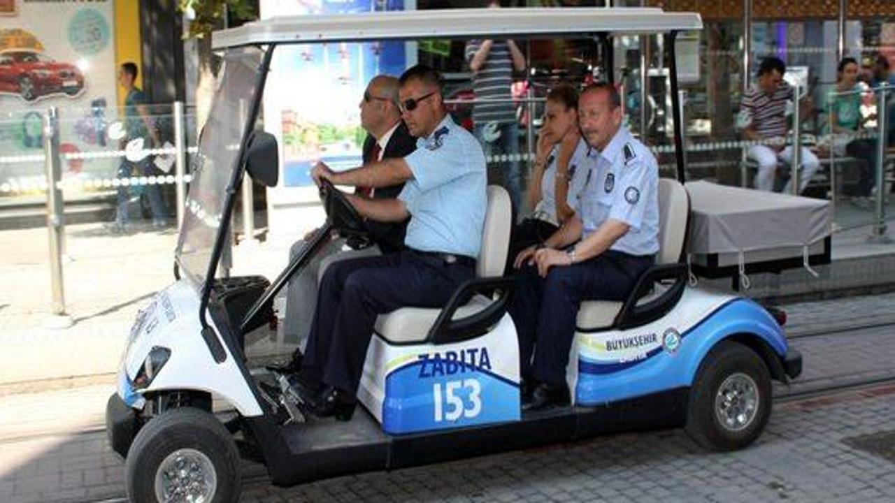 Zabıtadan "golf arabası"yla işportacı denetimi