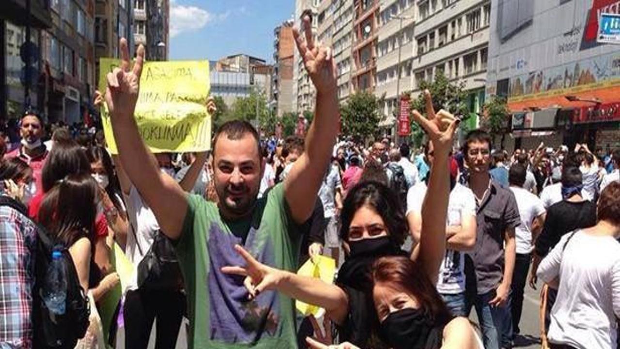 Zafer işareti yapan sanatçı bakın kim çıktı!