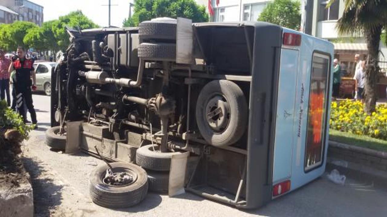 Zonguldak'da yolcu minibüsü devrildi