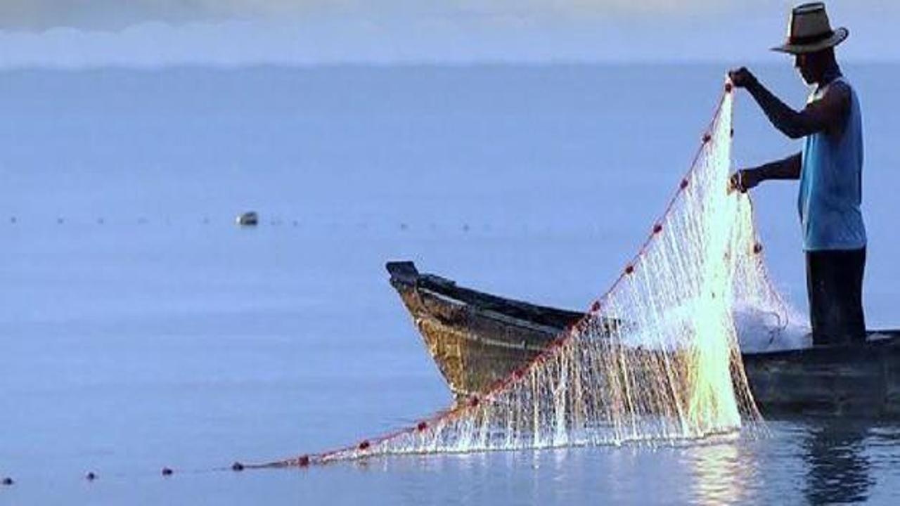 Balıkçıların ağına öyle bir cisim takıldı ki...