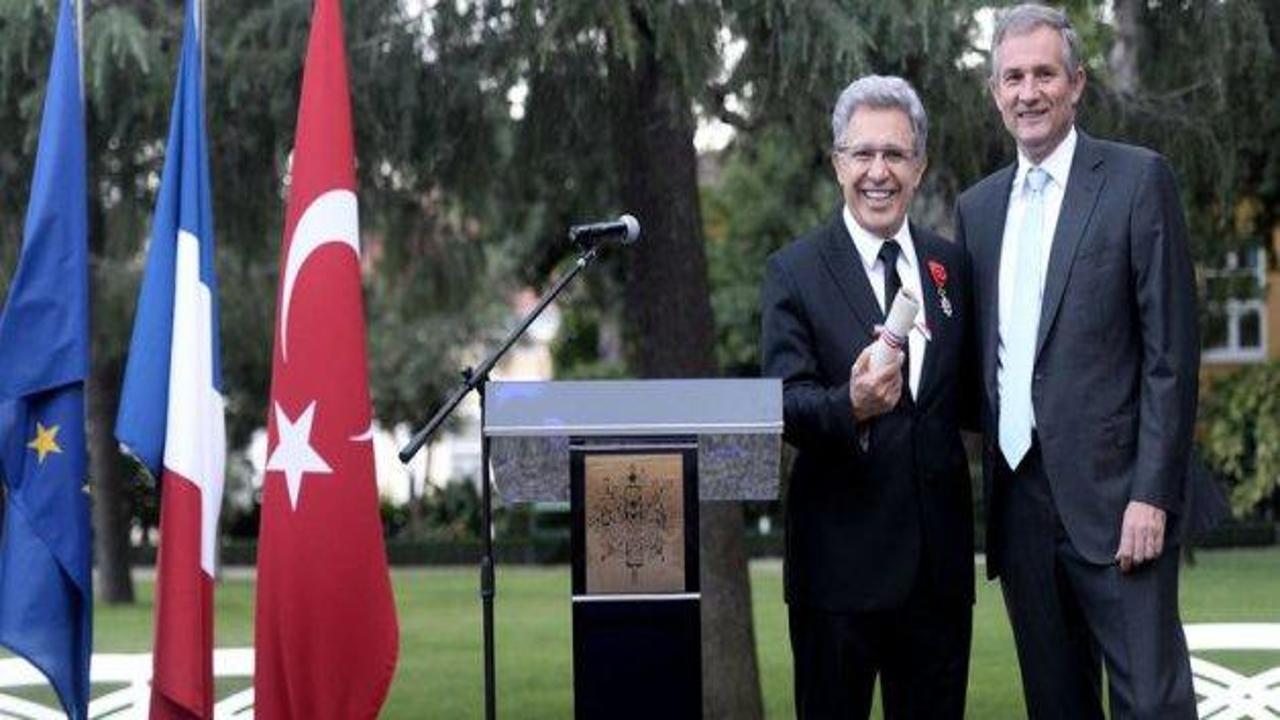 Z&uuml;lf&uuml; Livaneli Legion d'Honneur nişanını aldı