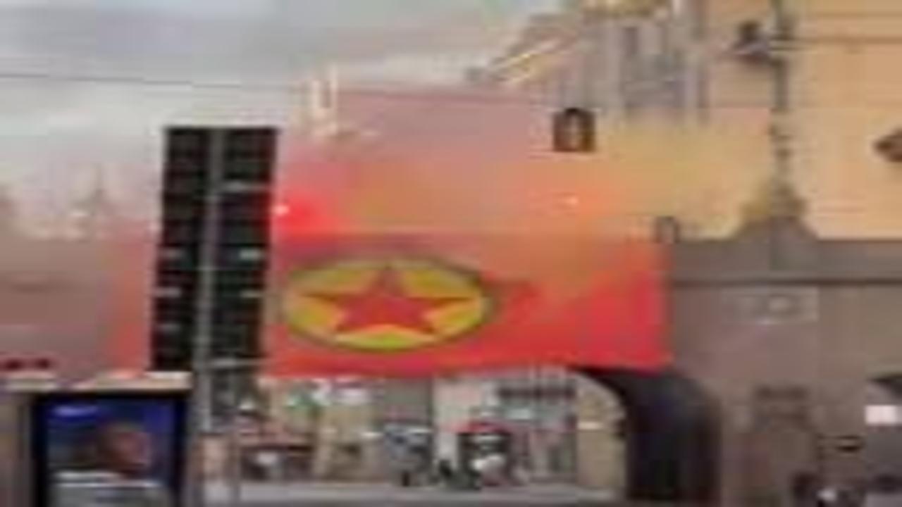 İsveç'in başkenti Stockholm'de PKK paçavrası açtılar