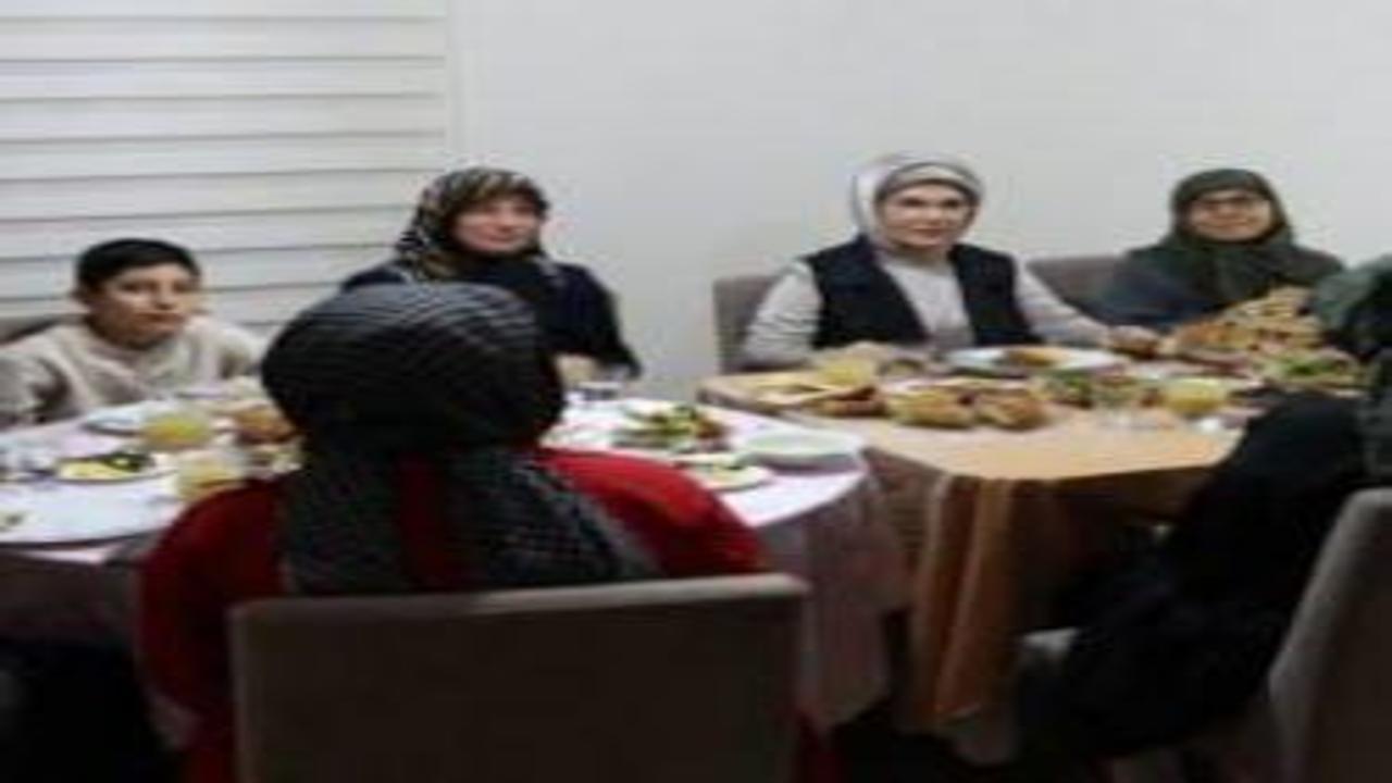 Emine Erdoğan ilk iftarını depremzede aile ile birlikte yaptı