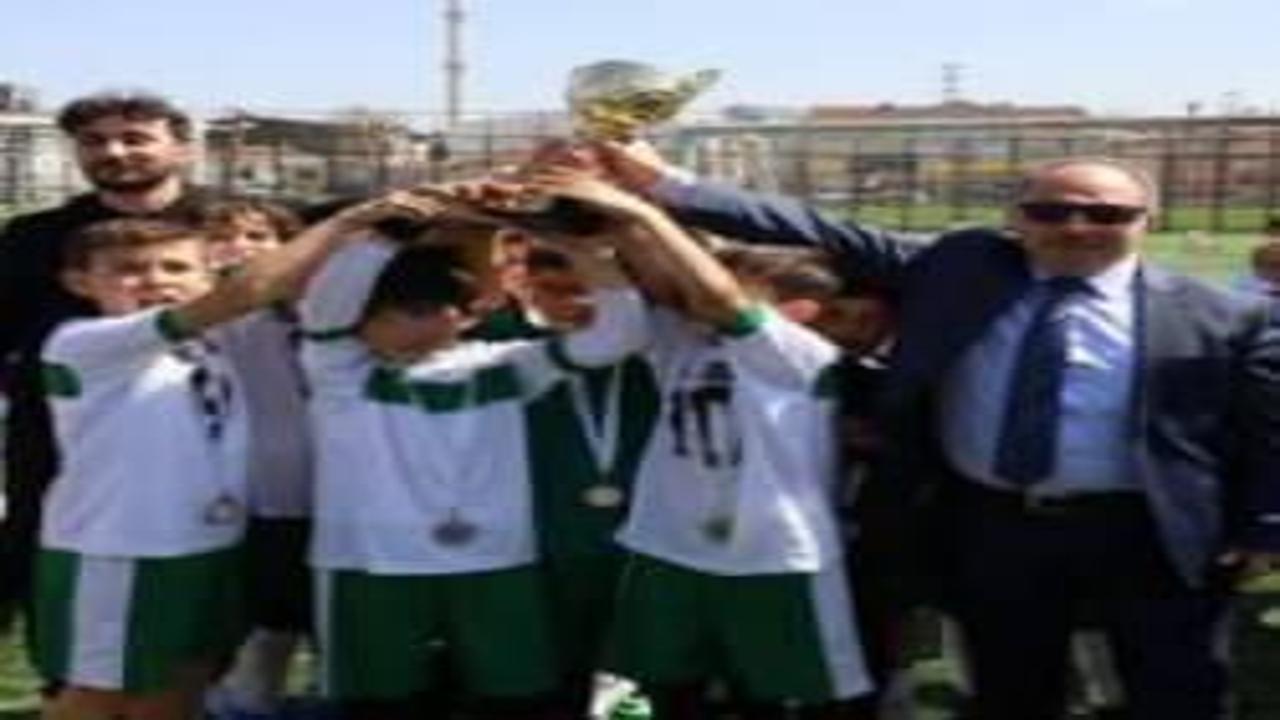 Bursa'da İlkokul Futbol Şenliği nde kupalar sahiplerini buldu