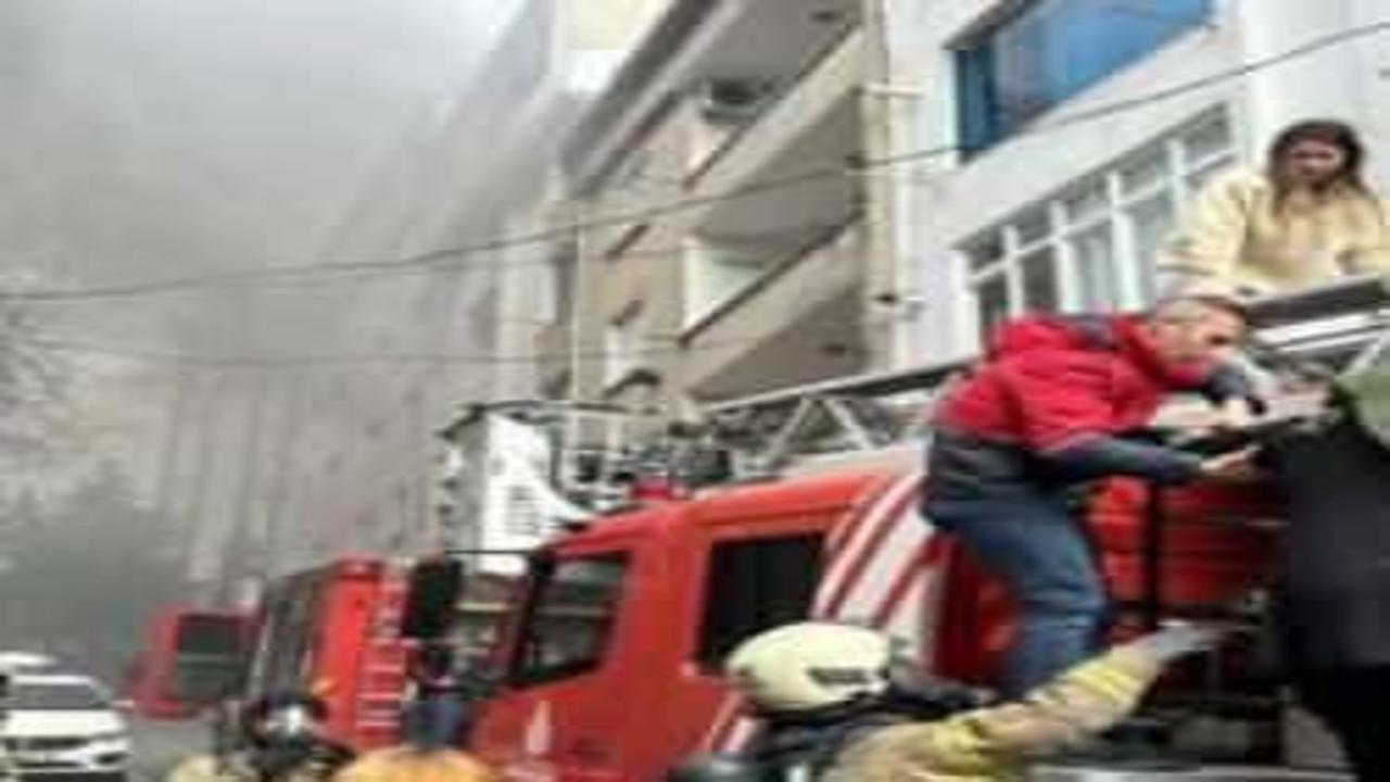 Esenyurt'ta beş katlı binada yangın Müdahale ediliyor