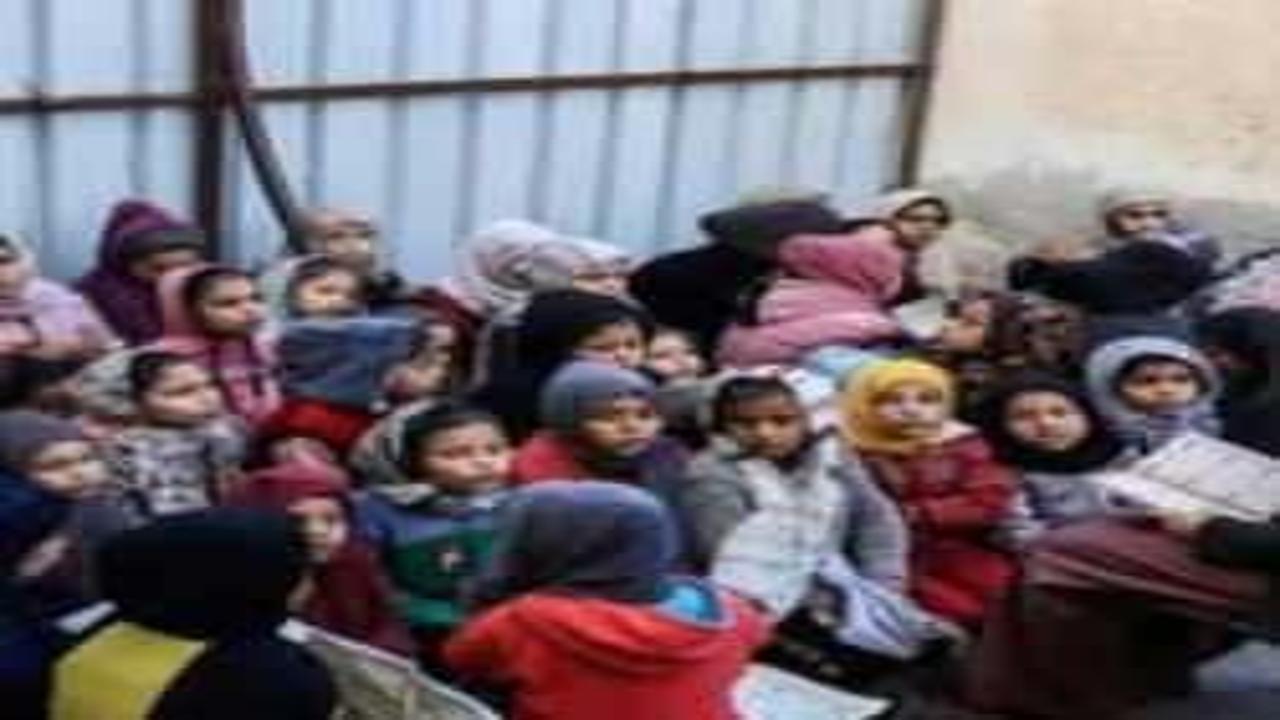 Filistinli çocuklar çadırda hafızlık dersi alıyor