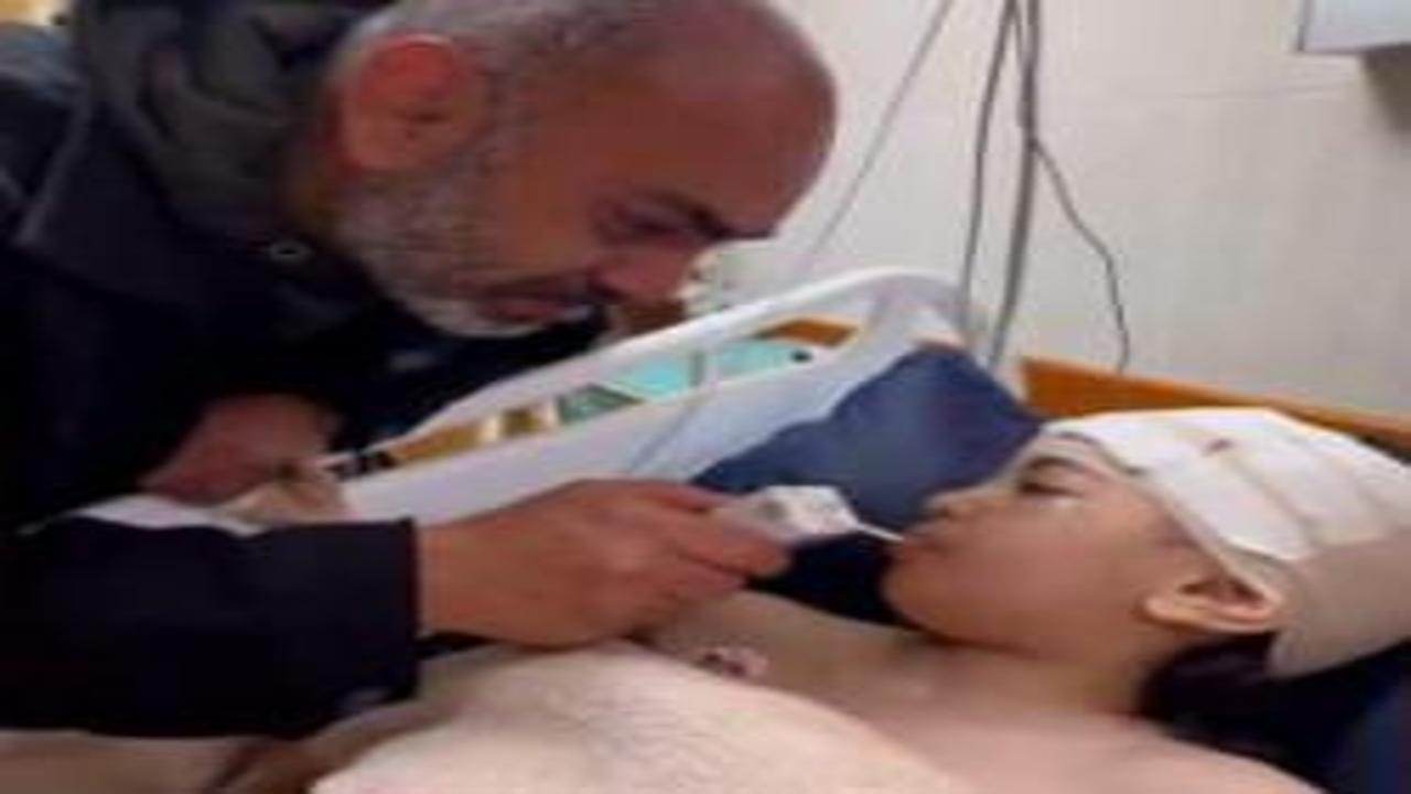 Siyonist İsrail in saldırılarında yaralanan kızını gözyaşları içinde sütle besledi