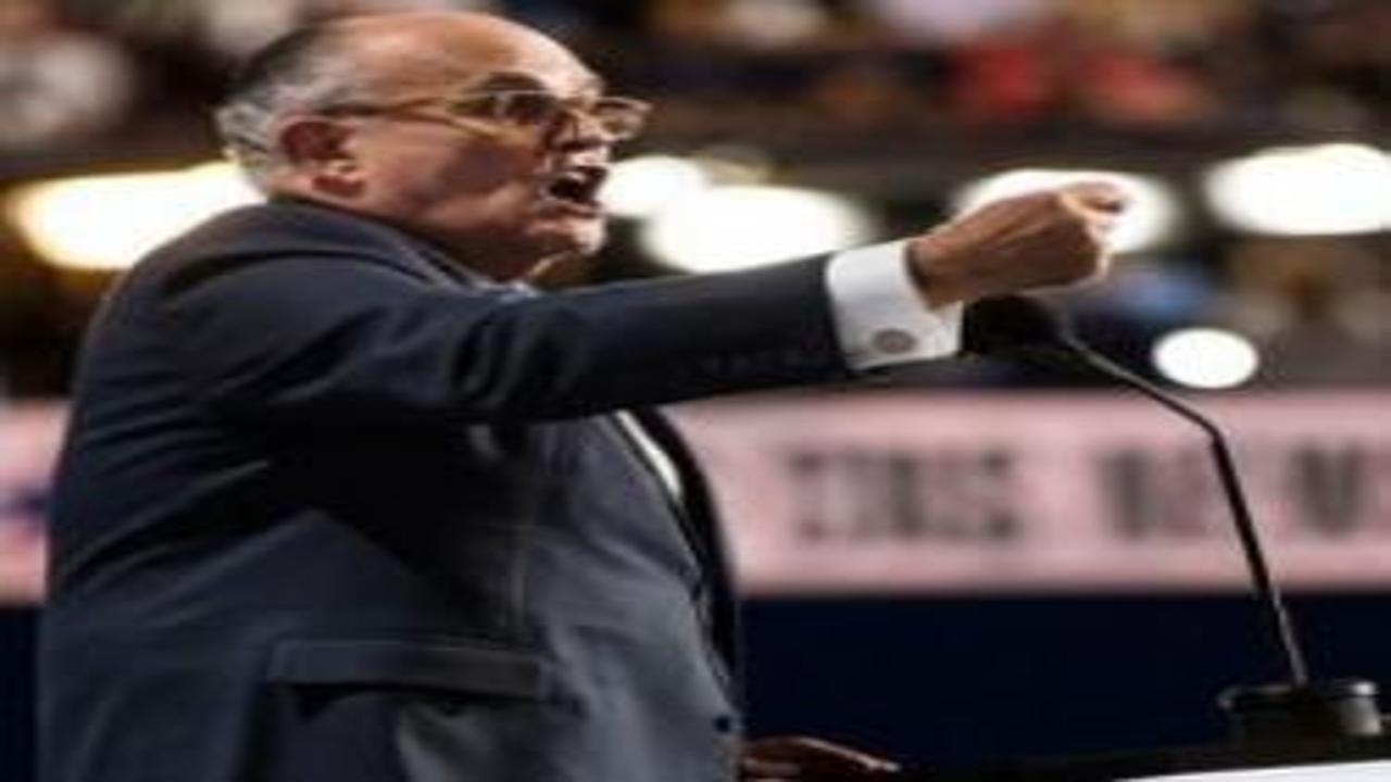 Trump'a şok 'Seçimlere müdahale quot suçlamasıyla eski avukatı Rudy Giuliani'ye