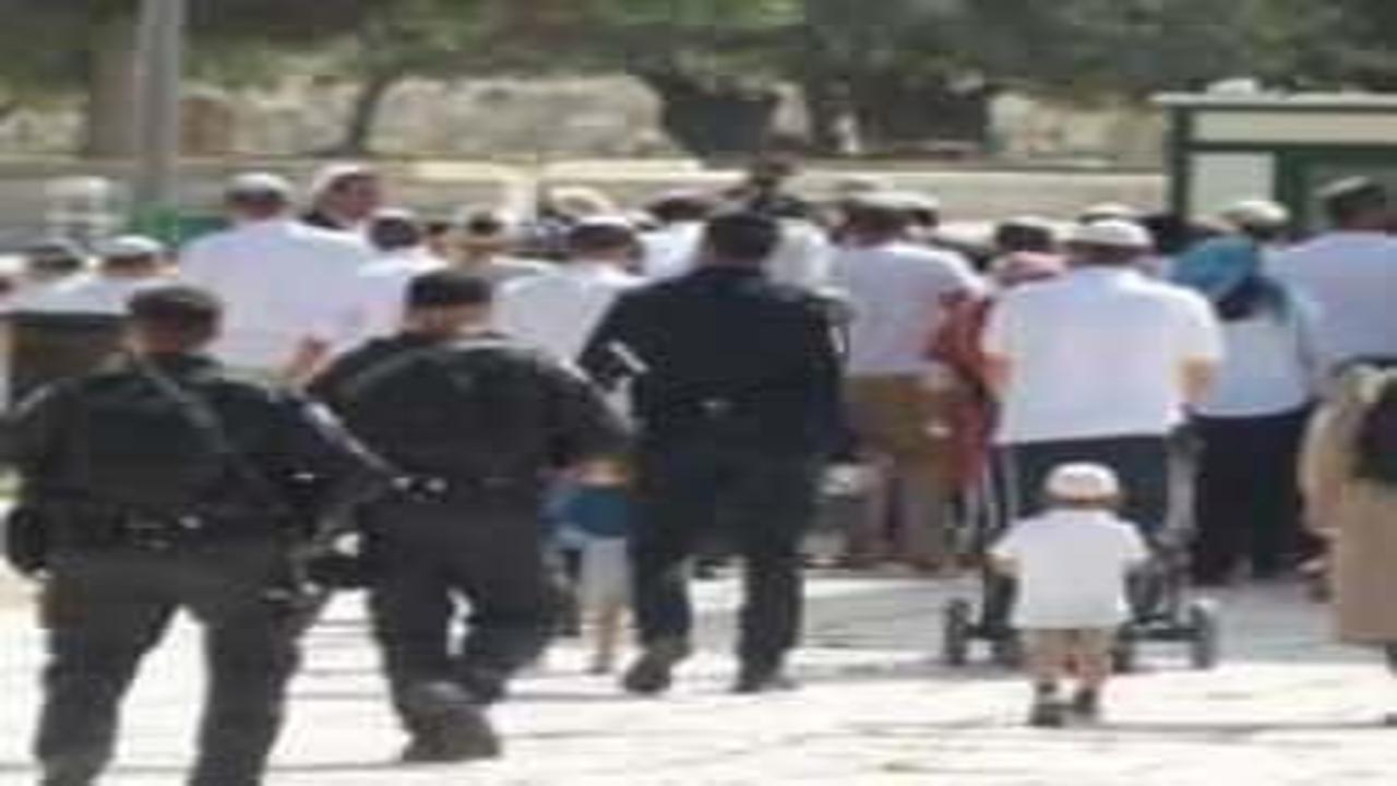 Terörist Yahudilerden polis korumasında Mescid-i Aksa'ya baskın