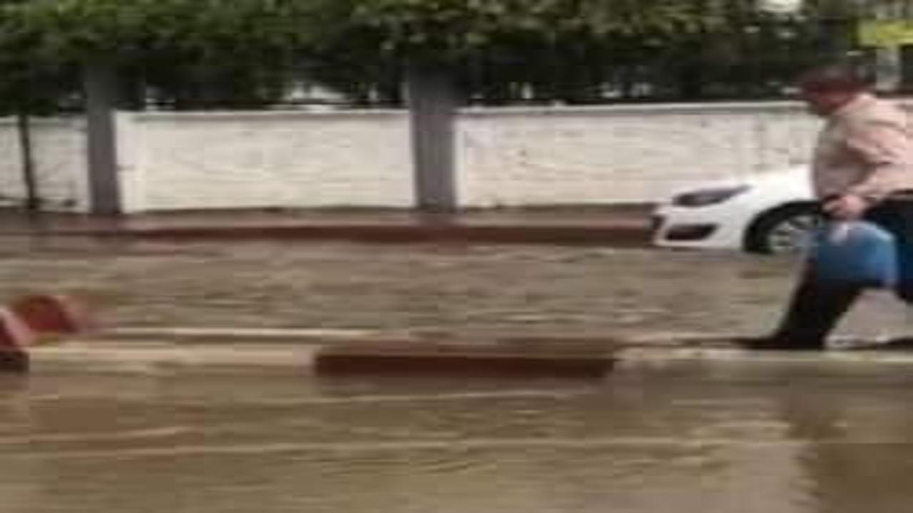 Siirt te sağanak yağış Cadde ve sokaklar suyla doldu