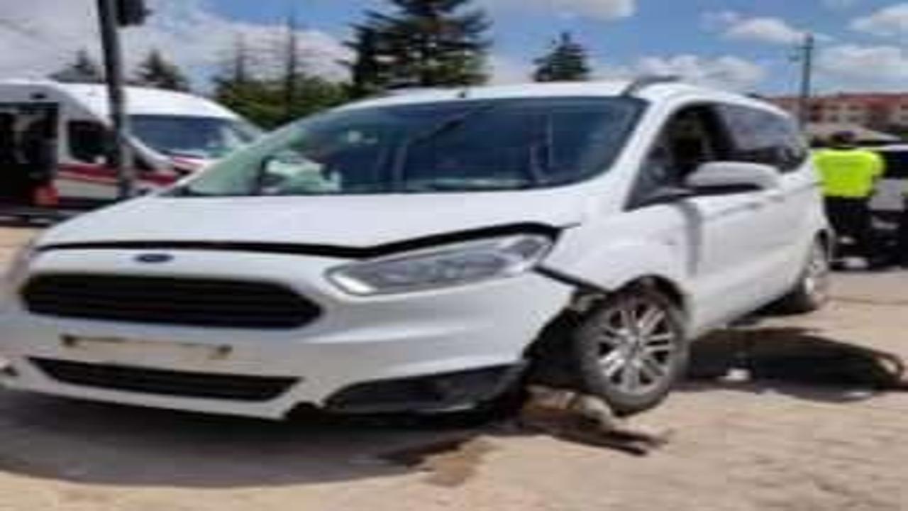 Bursa'da hafif ticari araç refüje çarptı 2 yaralı