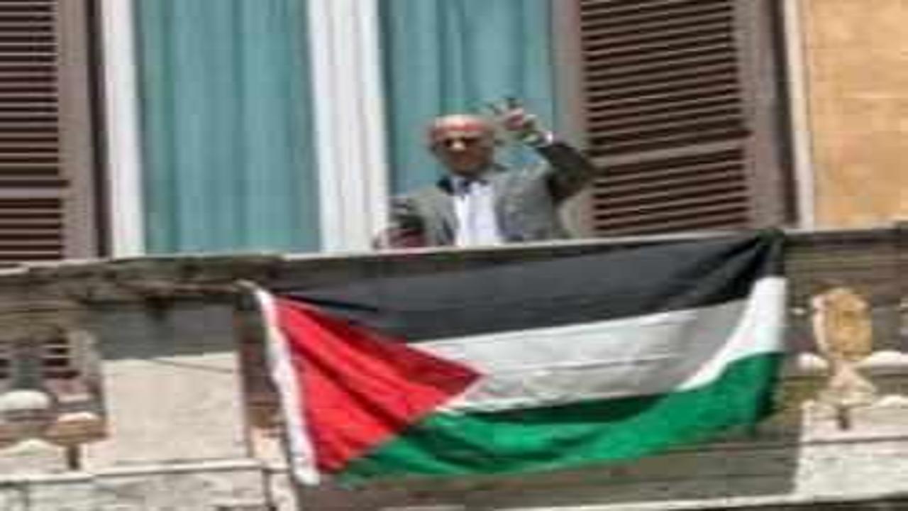 Eski İtalyan milletvekili Temsilciler Meclisi'nin balkonuna Filistin bayrakları astı