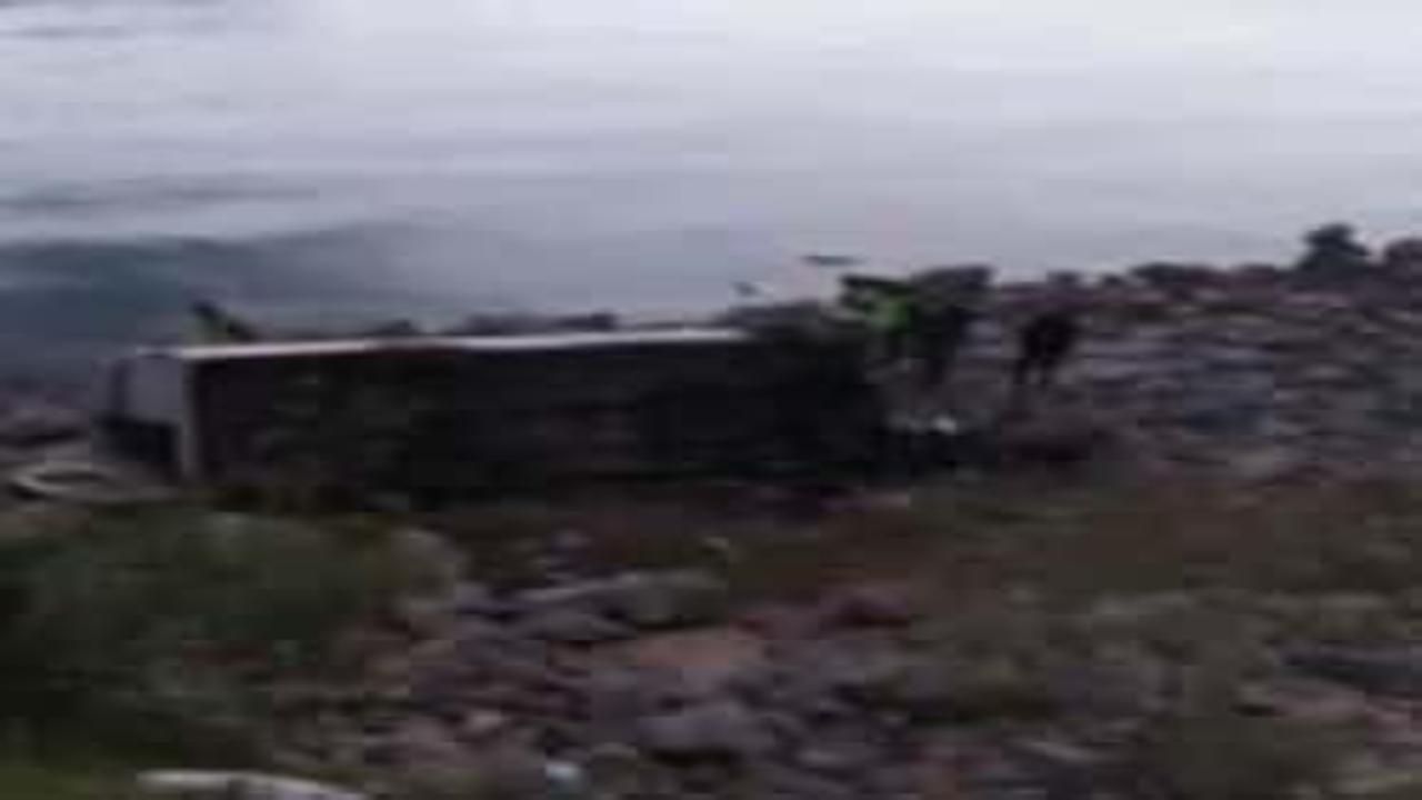 Bitlis'te minibüs şarampole yuvarlandı Ölü ve yaralılar var