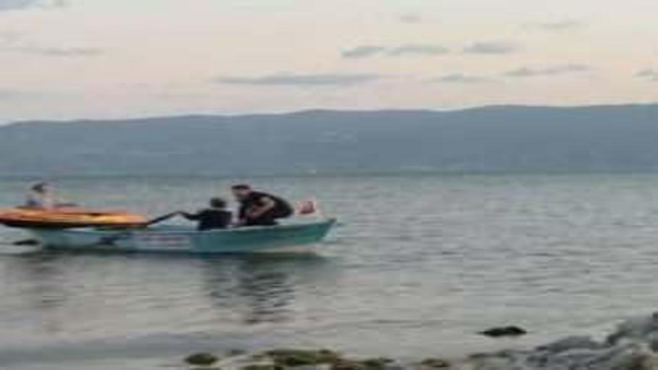 İznik Gölü'nde botta mahsur kalan turist kıyıya çıkarıldı