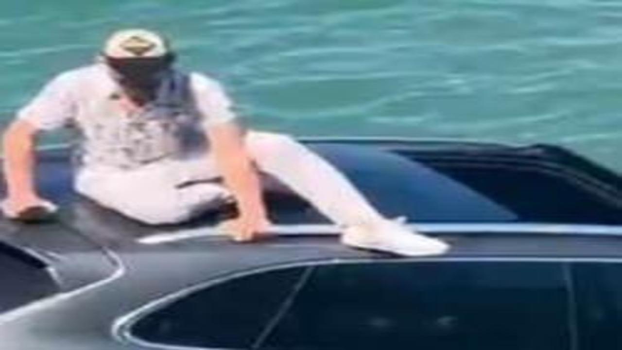 Ayvalık'ta otomobil denize uçtu