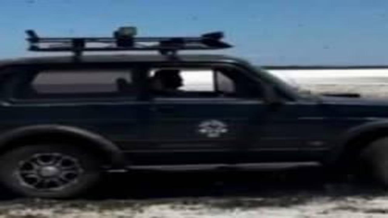 Tuz Gölü'nde 'drift' yapan sürücünün aracı trafikten menedildi