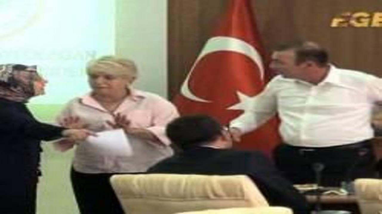 Belediye meclisinde CHP'li isimden AK Partili kadın üyeye skandal hareket! Ortalık karıştı