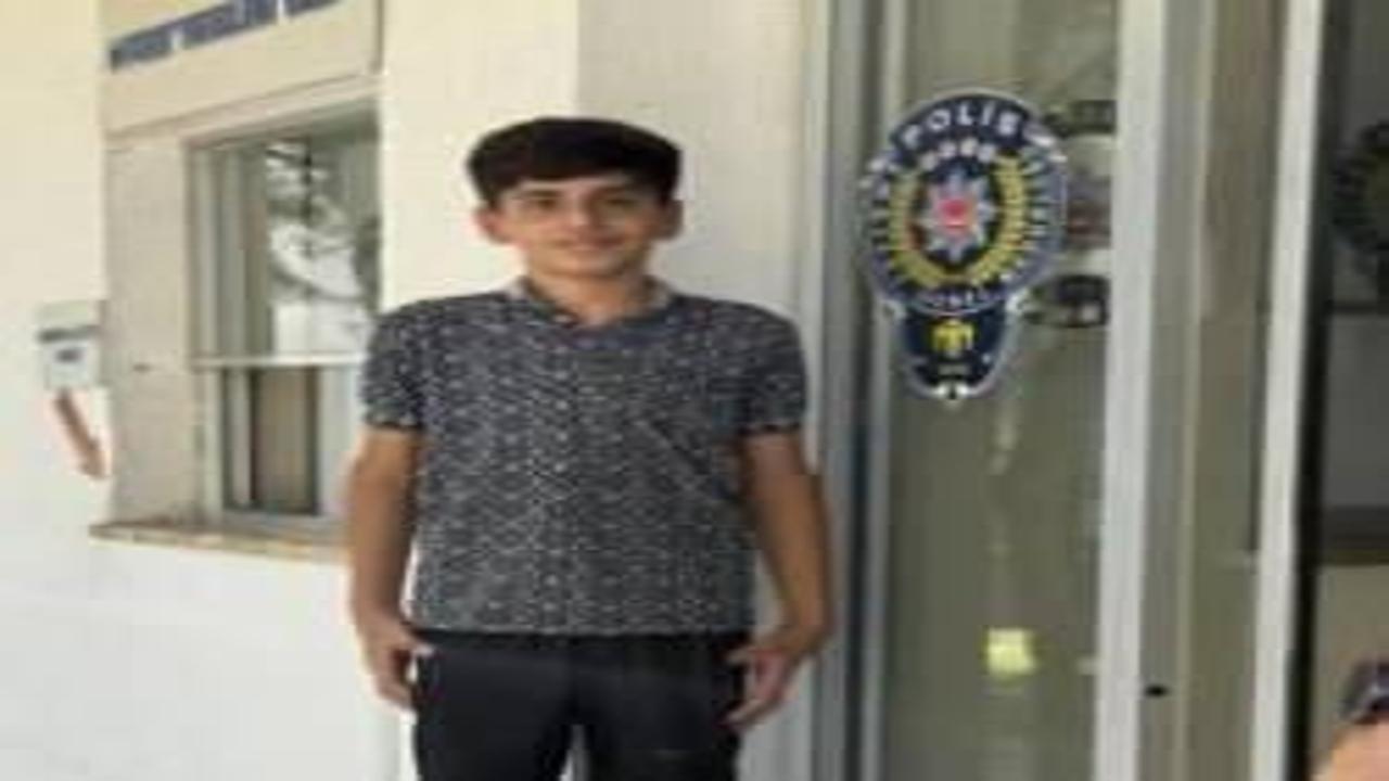 15 yaşındaki çocuk çöpte servet buldu! Polislere teslim etti