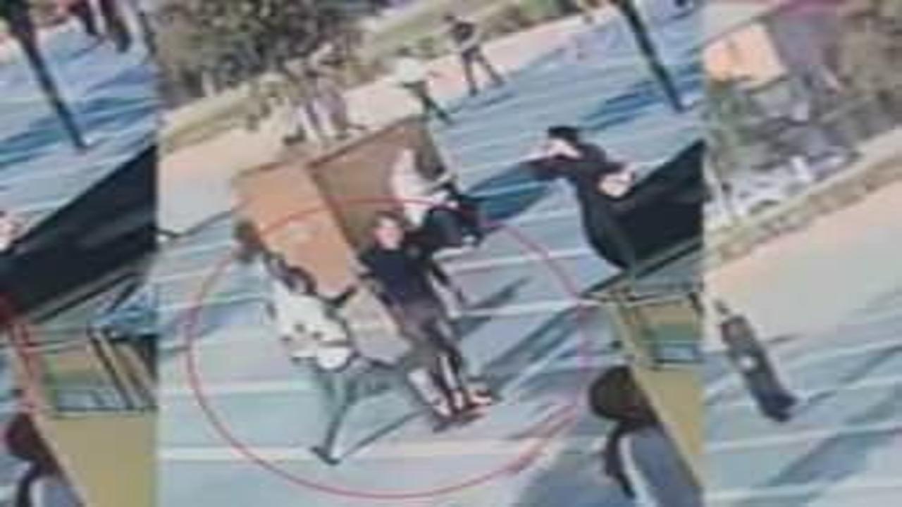 Bıçakla gelip husumetlisini tek yumrukta yere serdi