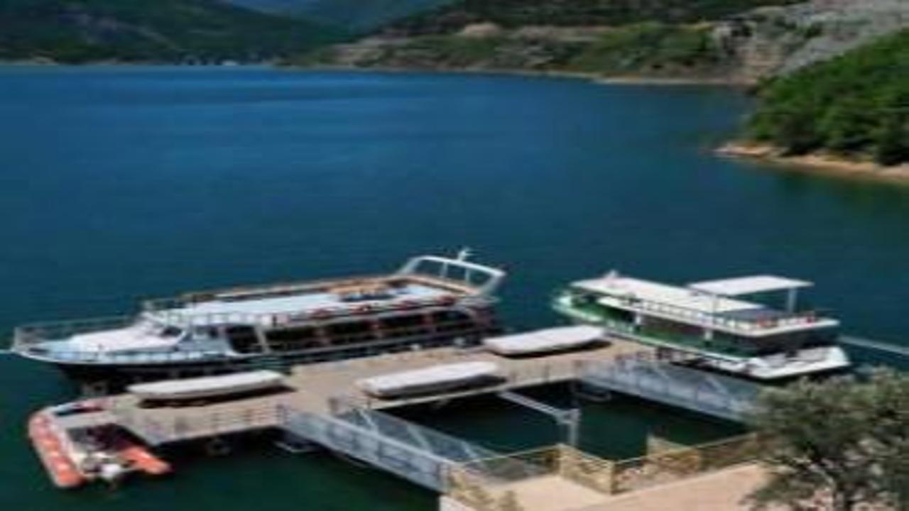 ‘Çoruh’un gerdanlıkları’ göz kamaştırıyor: Dev yapıları teknelerle geziyorlar