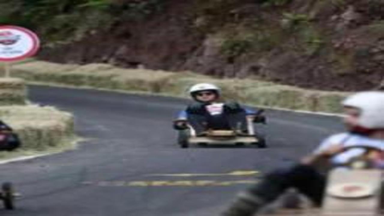 ”Formulaz” yine nefes kesti: Arabayı kucaklayıp finişe koştular