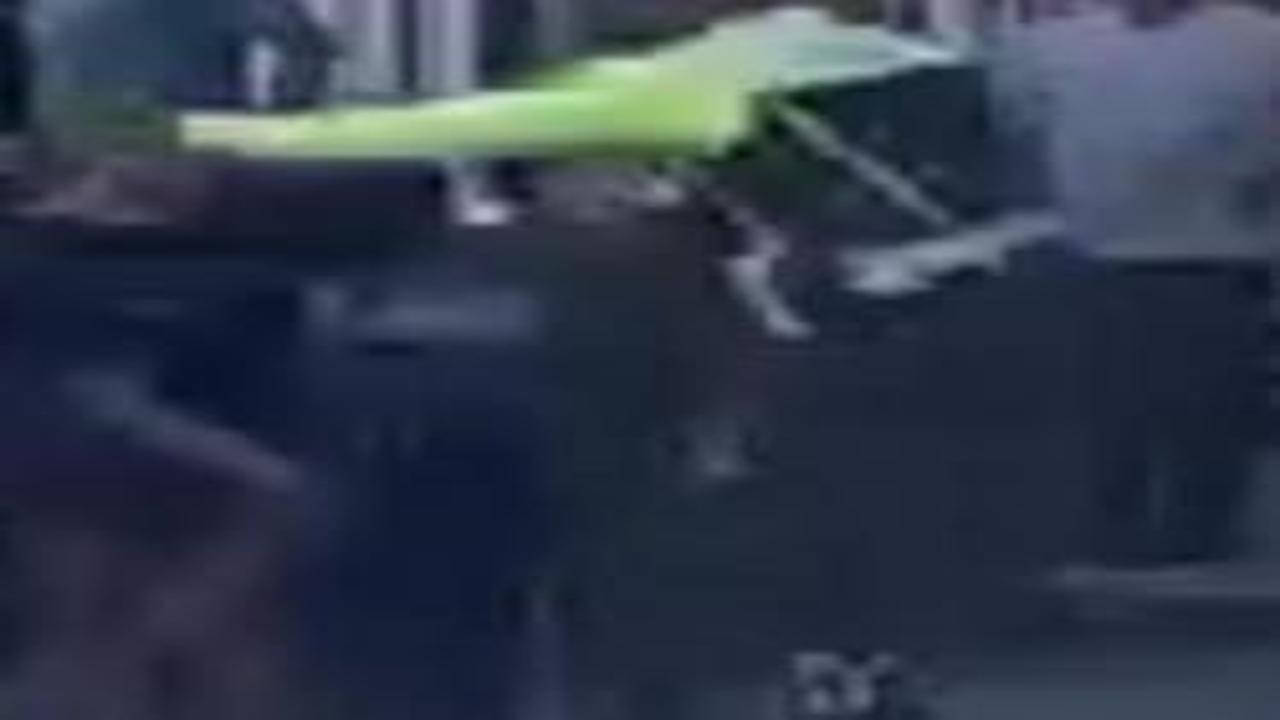 Kendisine ceza yazan polise tekme attı!