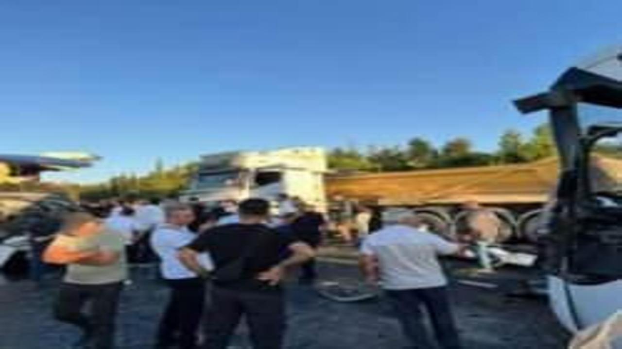 TEM'de zincirleme kaza: Ölü ve yaralılar var, trafik durdu