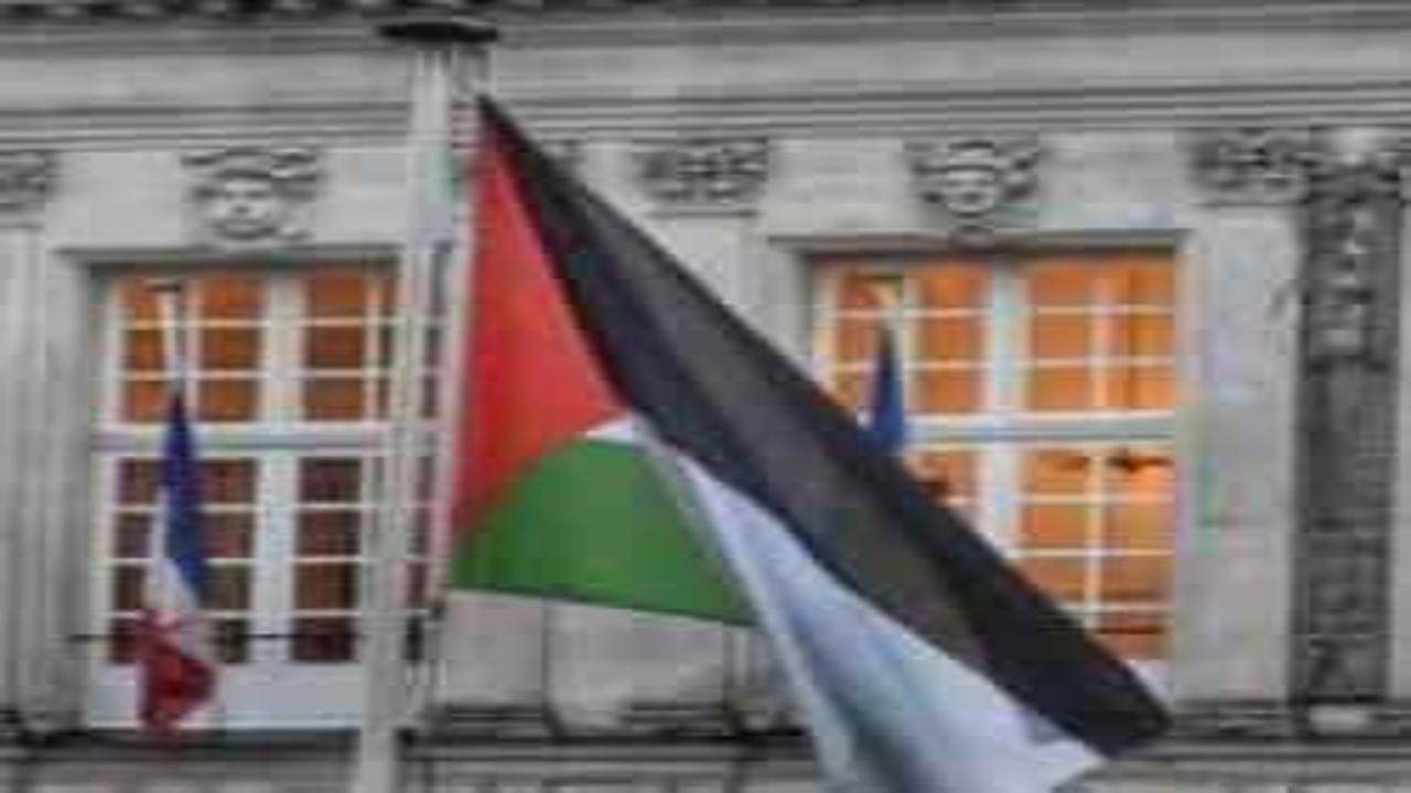 Fransa’da 52 belediye binasına Filistin bayrağı asıldı