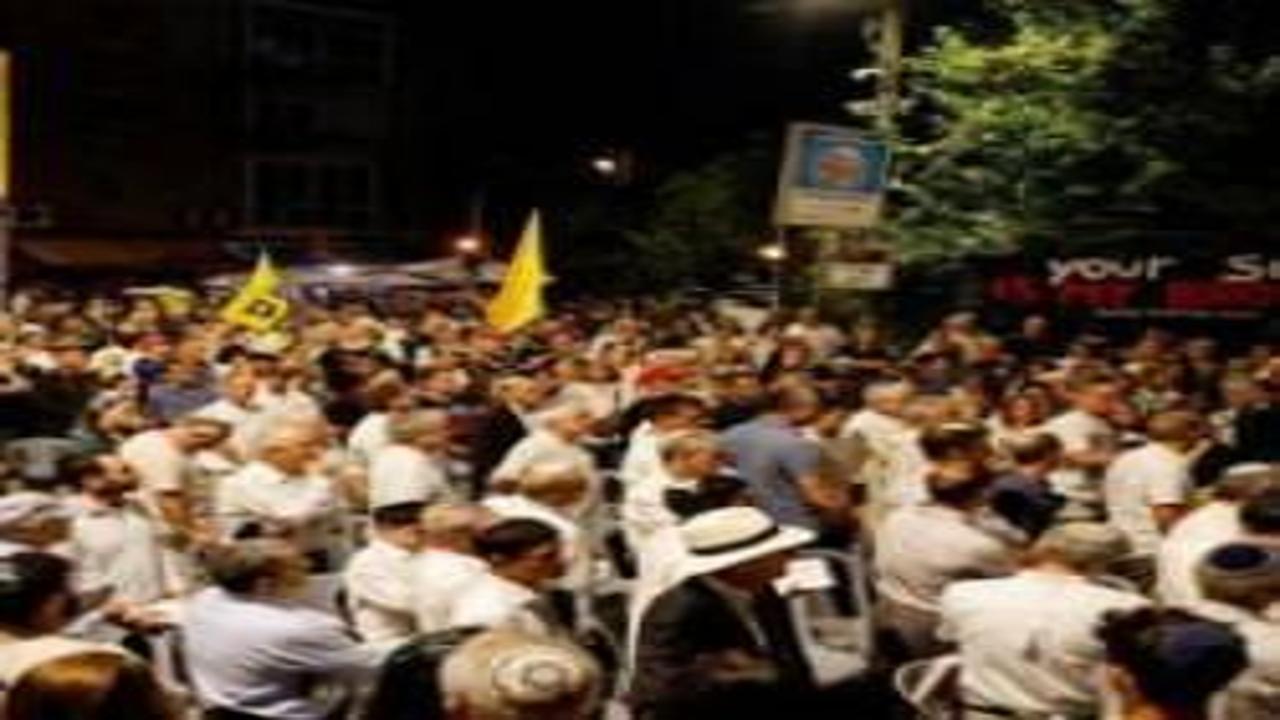 İsrailliler, ateşkes talebiyle Netanyahu'nun evinin önünde toplandı