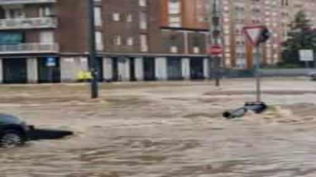 İtalya’da sağanak sele neden oldu! Caddeler göle döndü