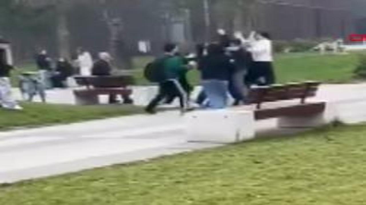 Bursa'da gençler birbirine girdi! Tekmeli yumruklu kavga kamerada