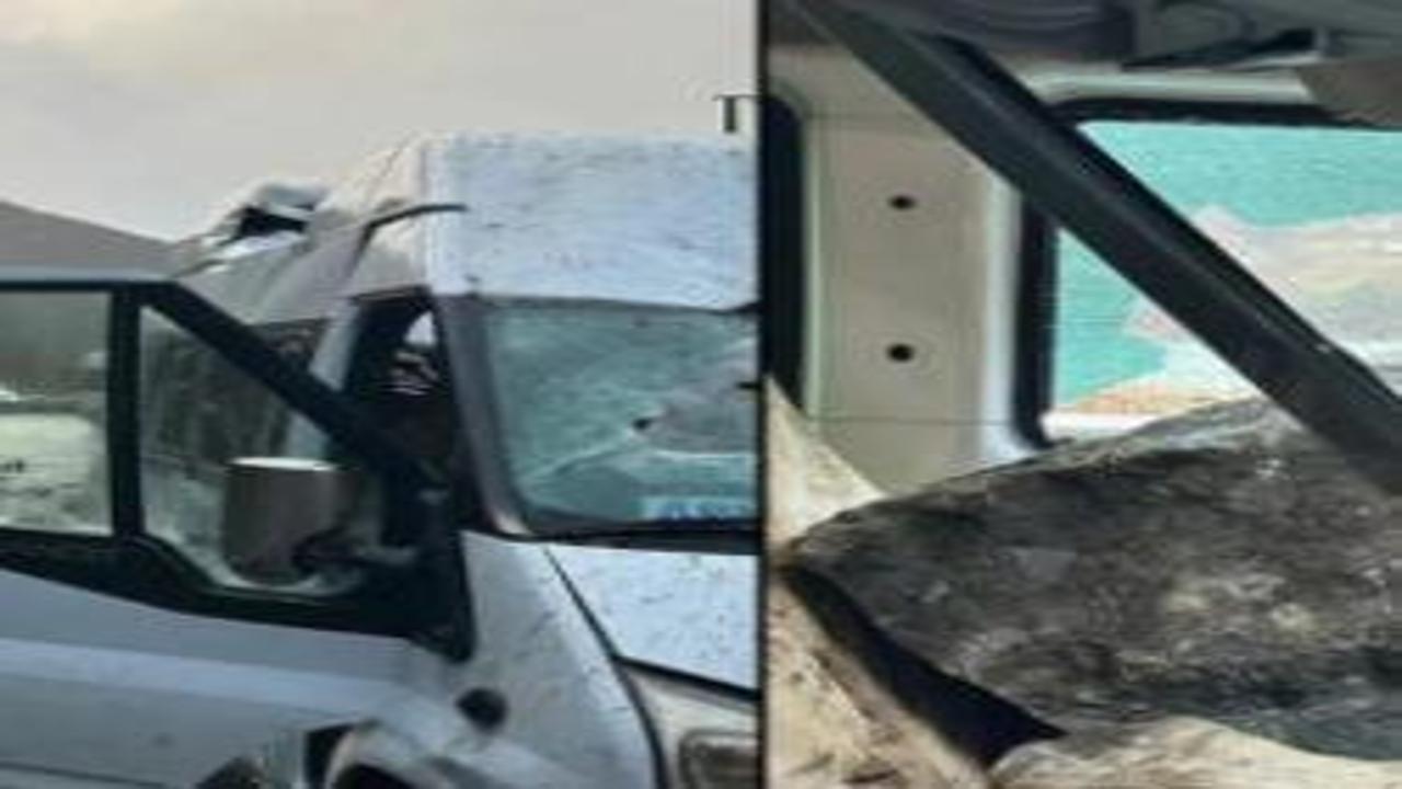 Artvin'de yamaçtan kopan kaya minibüse isabet etti