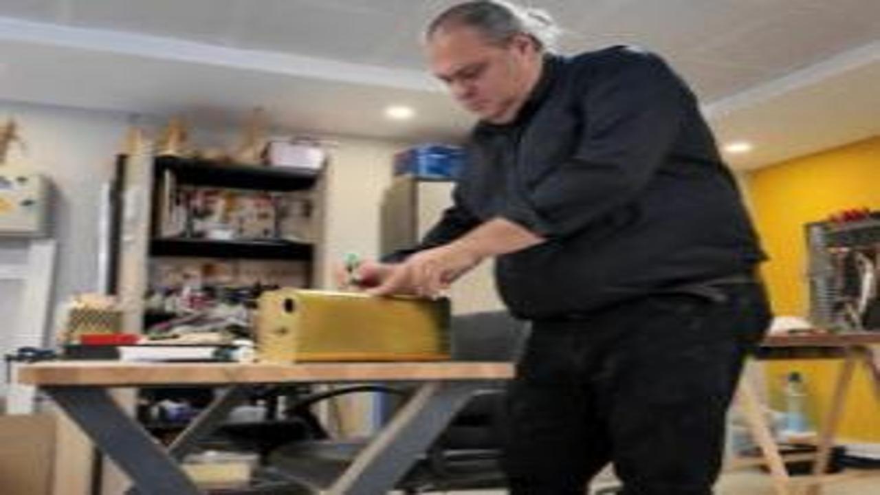 Bakan Kurum görüntüleri paylaştı: Atık malzemeler onun ellerinde melodiye dönüşüyor