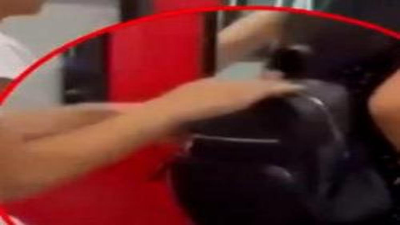 Barselona metrosunda yankesiciler böyle çalıyor!