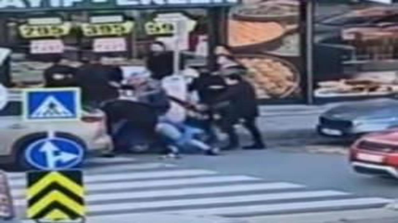 Beylikdüzü'nde 2 grup arasında yumruklu tekmeli kavga