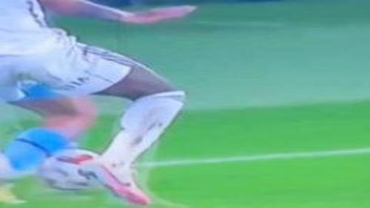 Dev maçta kırmızı kart! Hakem VAR'a gidip verdi