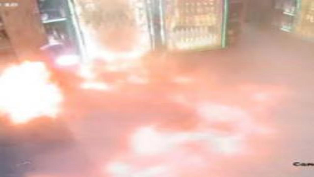 Diyarbakır'da markete el bombası atılma anı kamerada