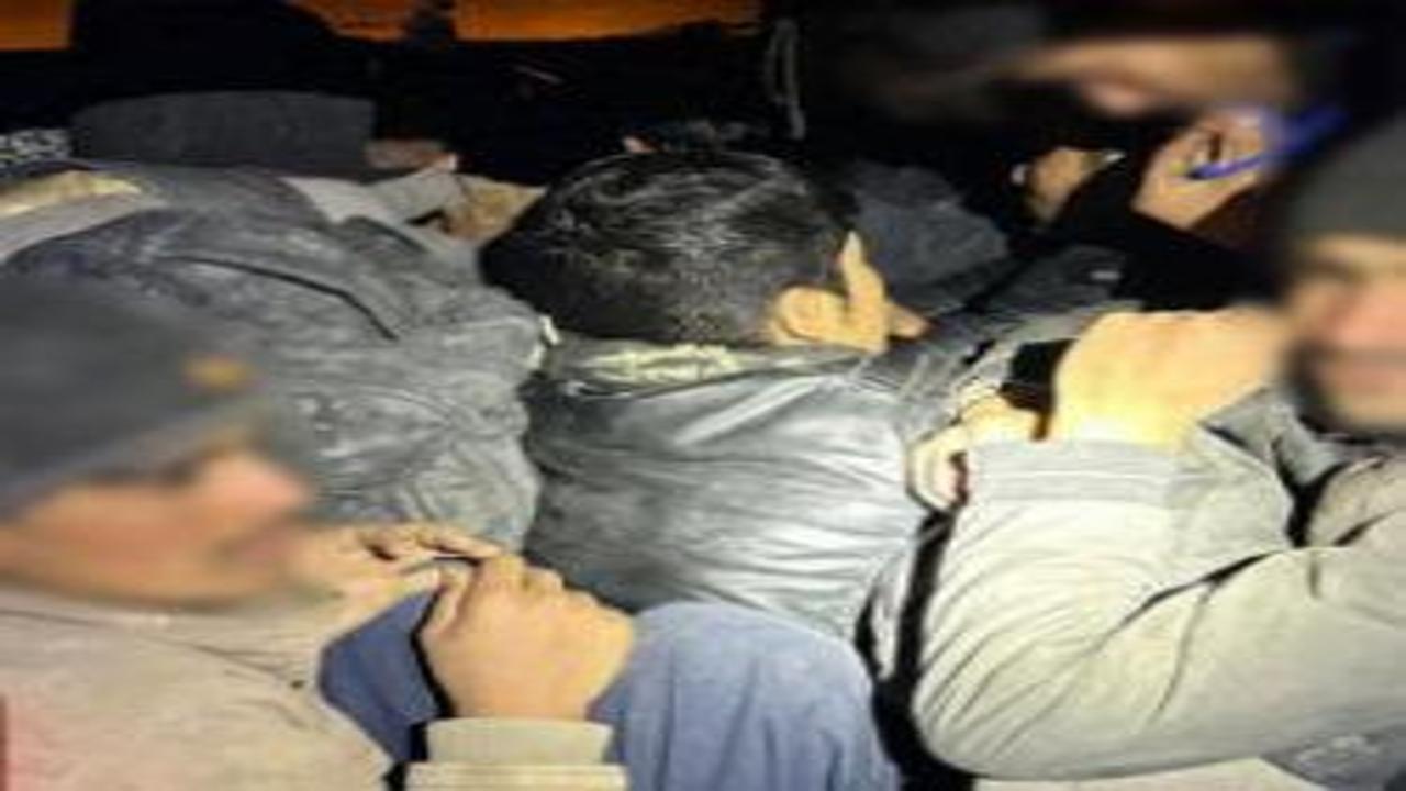 Hafif ticari araçta 12 kaçak göçmen yakalandı