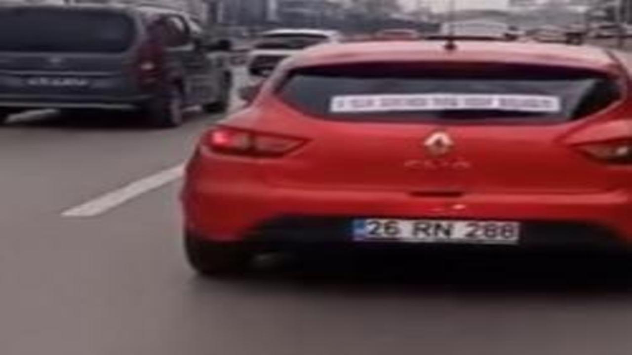 İlginç boşanma sevinci: Otomobilin üzerindeki not görenleri güldürdü!