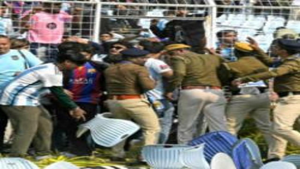 Messi'nin Hindistan turu olaylı başladı! Saha birbirine karıştı