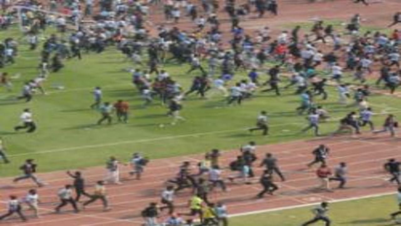 Messi'ye sinirlenen hayranları stadyumu dağıttı