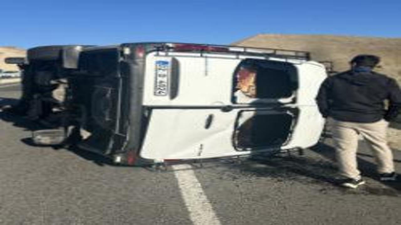 Minibüsle otomobil çarpıştı: 4 yaralı