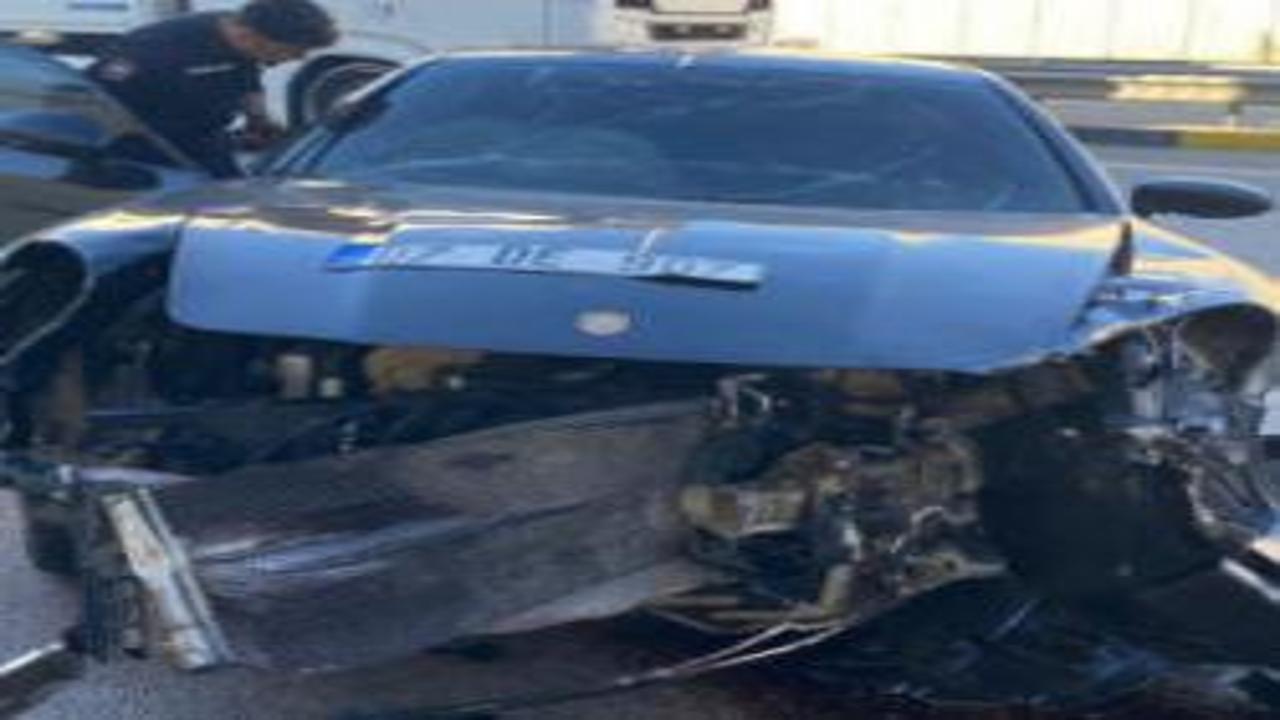 Önce bir araca sonra alt geçit duvarına çarptı: Porsche hurdaya döndü
