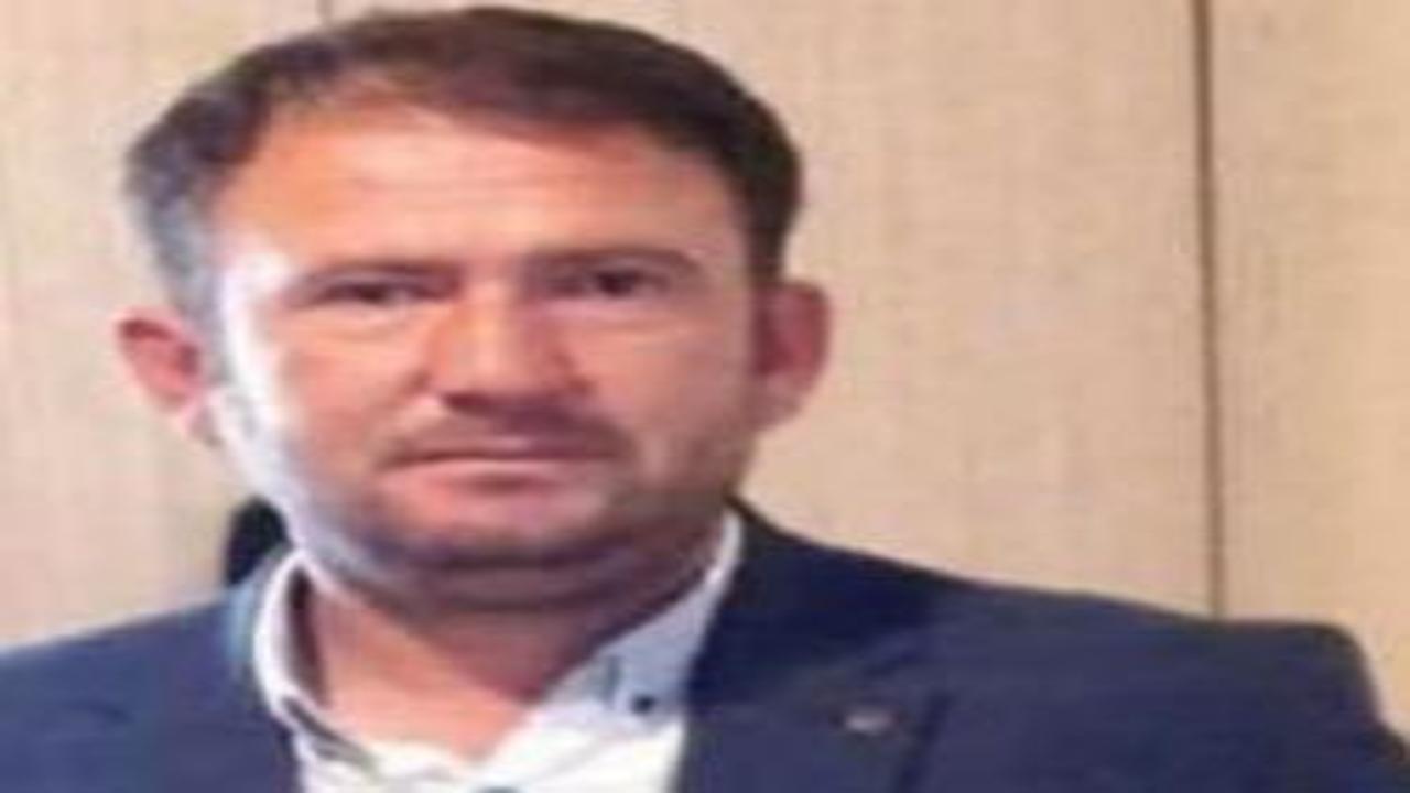 Otomobiliyle yön levhasına çapan muhtar öldü