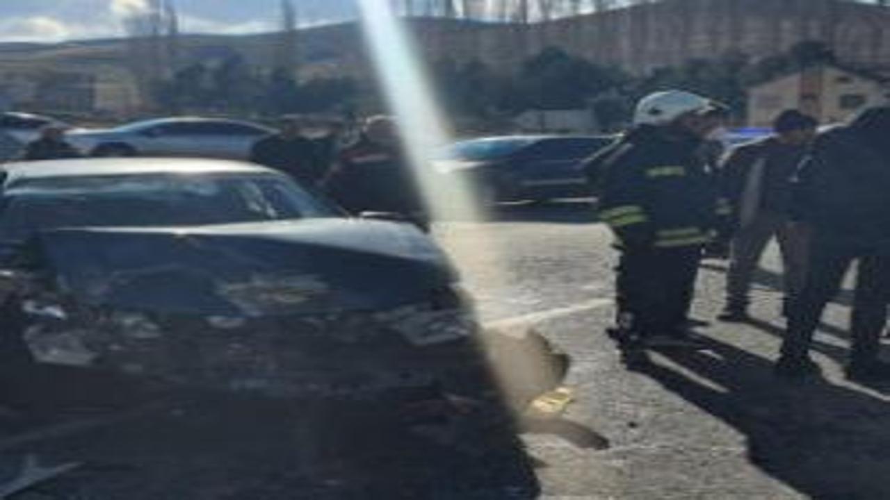 Otomobille hafriyat kamyonu çarpıştı: 5 yaralı