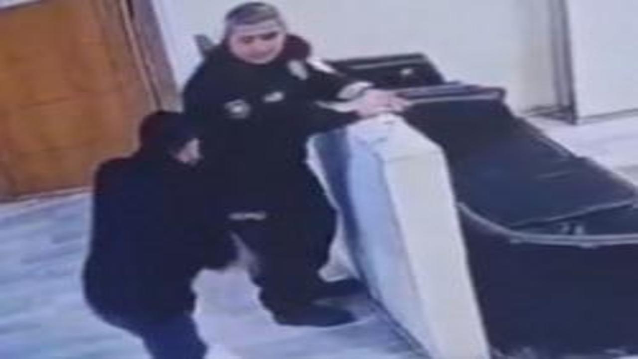 Polis Merkezinde şoke eden anlar: Bekçinin silahını almaya kalktı